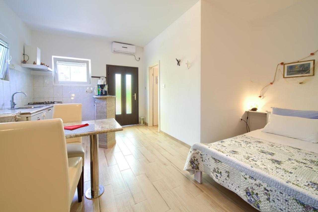 Apartment Nena Krk Town Exterior photo